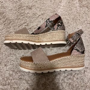 Universal Thread Espadrilles